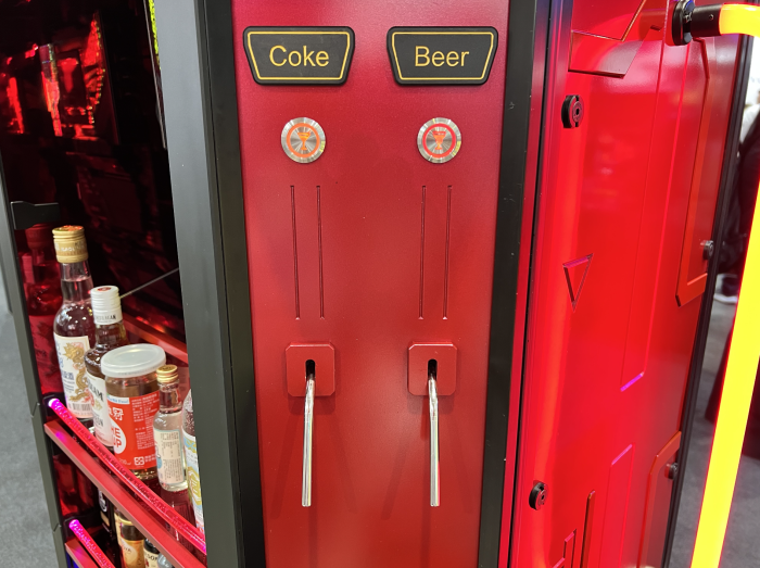 Auf Knopfdruck förderte eine Pumpe die Getränke aus dem darunterliegenden Kühlschrank. (Bild: Martin Böckmann)